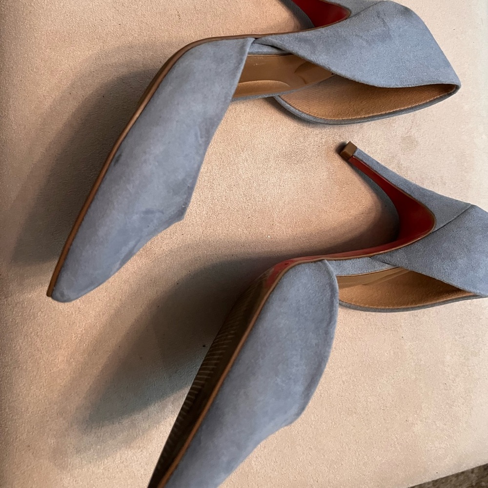 Light blue suede pumps